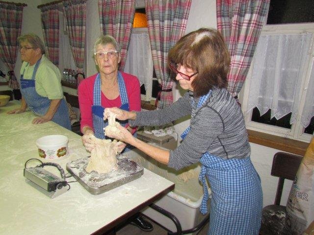 Vorweihnachtliche Brotback-Aktion am 09. und 10.12.
